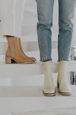 Free People Essential Leather Chelsea Boots -ROOLEE FASHION SHOP 5G0A1328 c7bf383c ebb5 4e3c b047 480ac7e5114e