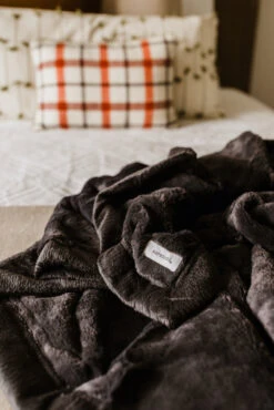 Saranoni Charcoal Lush Blanket: Premium Weighted Luxury Throw -ROOLEE FASHION SHOP 6Z8A0659
