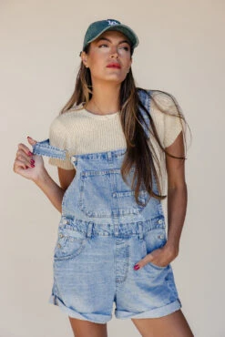 The Jasper Ribbed Tee -ROOLEE FASHION SHOP 7W4A1418 42250fd9 316a 46b1 b337 d9011032f632