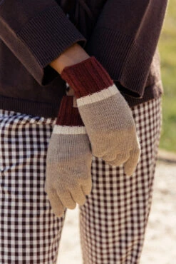 Touchscreen Neutral Colorblock Gloves - Stylish Winter Warmth