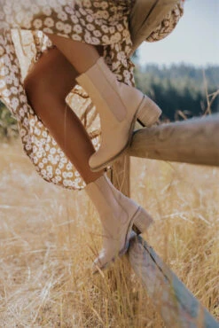 Free People Essential Leather Chelsea Boots -ROOLEE FASHION SHOP 7W4A3905 de221fb9 6091 4f3d a328 a2ada55ce893