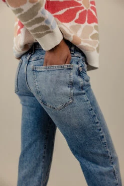 Free People Risk Taker Mid Rise Straight Leg Jeans 34 Free People Risk Taker Mid Rise Straight Leg Jeans -ROOLEE FASHION SHOP 7W4A5478