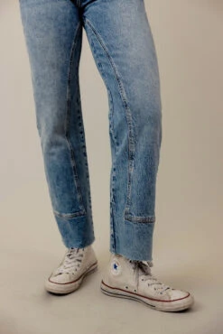 Free People Risk Taker Mid Rise Straight Leg Jeans 35 Free People Risk Taker Mid Rise Straight Leg Jeans -ROOLEE FASHION SHOP 7W4A5479 100a99cd f3fc 4e77 981c 5b05a7619c72