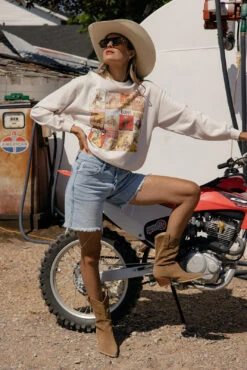 Western Rodeo Graphic Pullover - Oversized Terry-Lined Sweatshirt -ROOLEE FASHION SHOP 7W4A6111