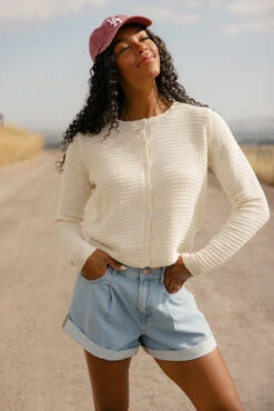 Textured Scalloped Hem Crop Cardigan - Soft Button-Up Layering Piece