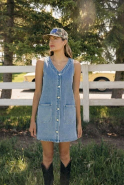 Sleeveless Denim Button-Down Mini Dress with Pockets -ROOLEE FASHION SHOP 7W4A6246 77162b84 35a8 4ef4 ad14 03f56e42d5b4