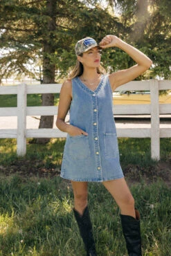 Sleeveless Denim Button-Down Mini Dress with Pockets -ROOLEE FASHION SHOP 7W4A6253 2bdd103b c4ba 4dd2 9fb0 1f7100804f94
