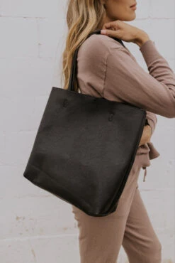 Large Capacity Everyday Tote Bag - The Icon Handbag 12 Large Capacity Everyday Tote Bag - The Icon Handbag -ROOLEE FASHION SHOP 7W4A6524 1