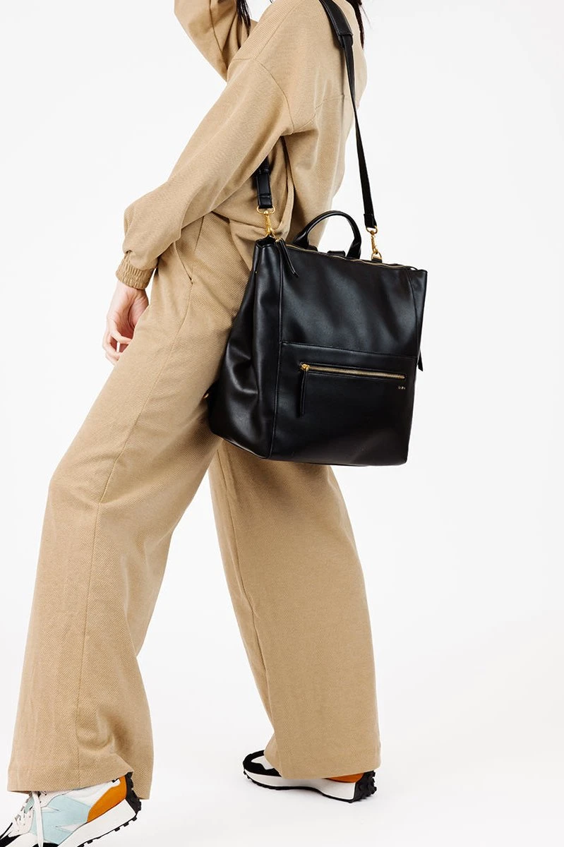 Fawn Square Diaper Bag in Matte Black - Minimalist Backpack & Messenger 5 Fawn Square Diaper Bag in Matte Black - Minimalist Backpack & Messenger - Image 3