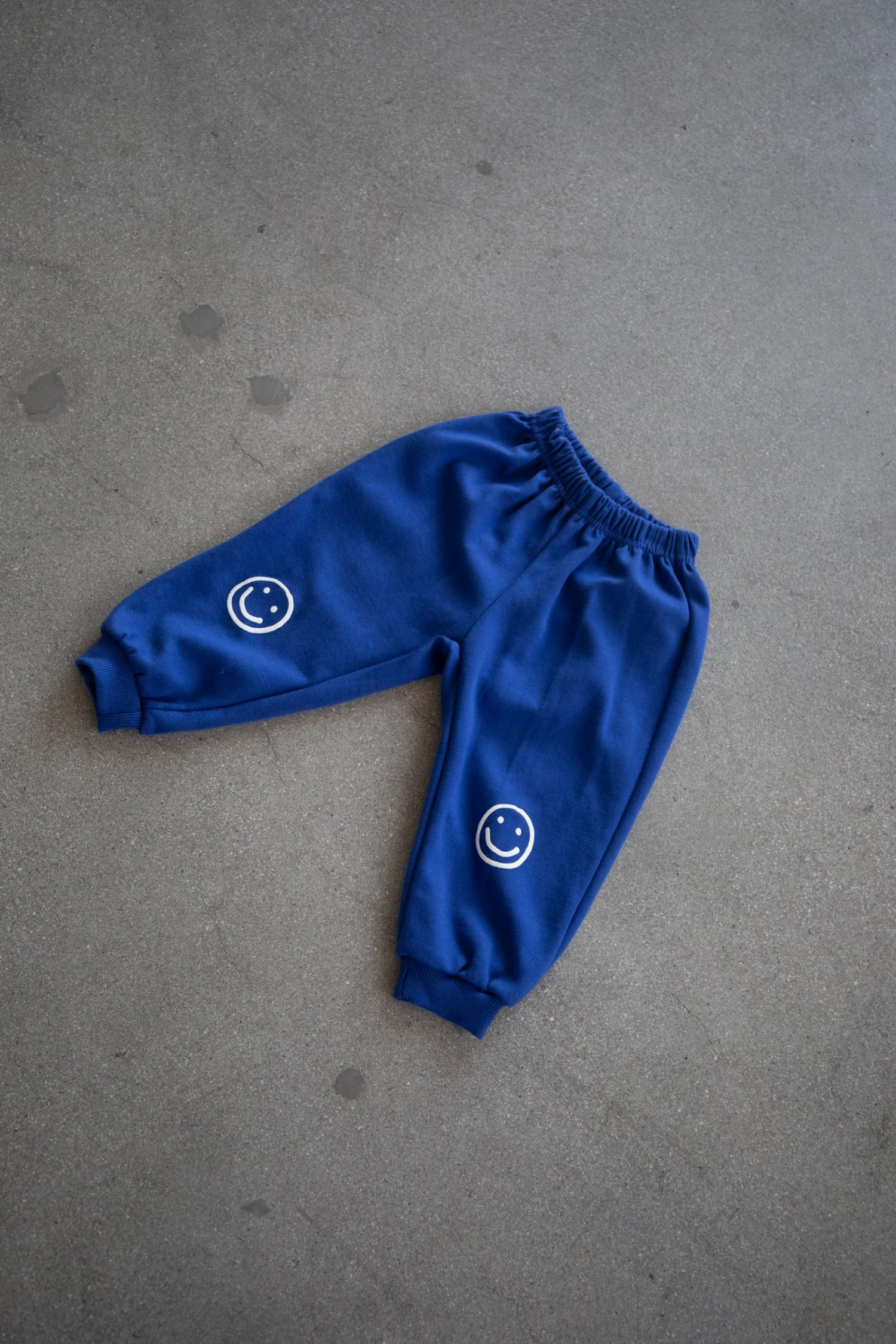 Kids Smiley Face Crewneck Sweatset - Cozy 2-Piece Jogger Outfit 5 Kids Smiley Face Crewneck Sweatset - Cozy 2-Piece Jogger Outfit - Image 3