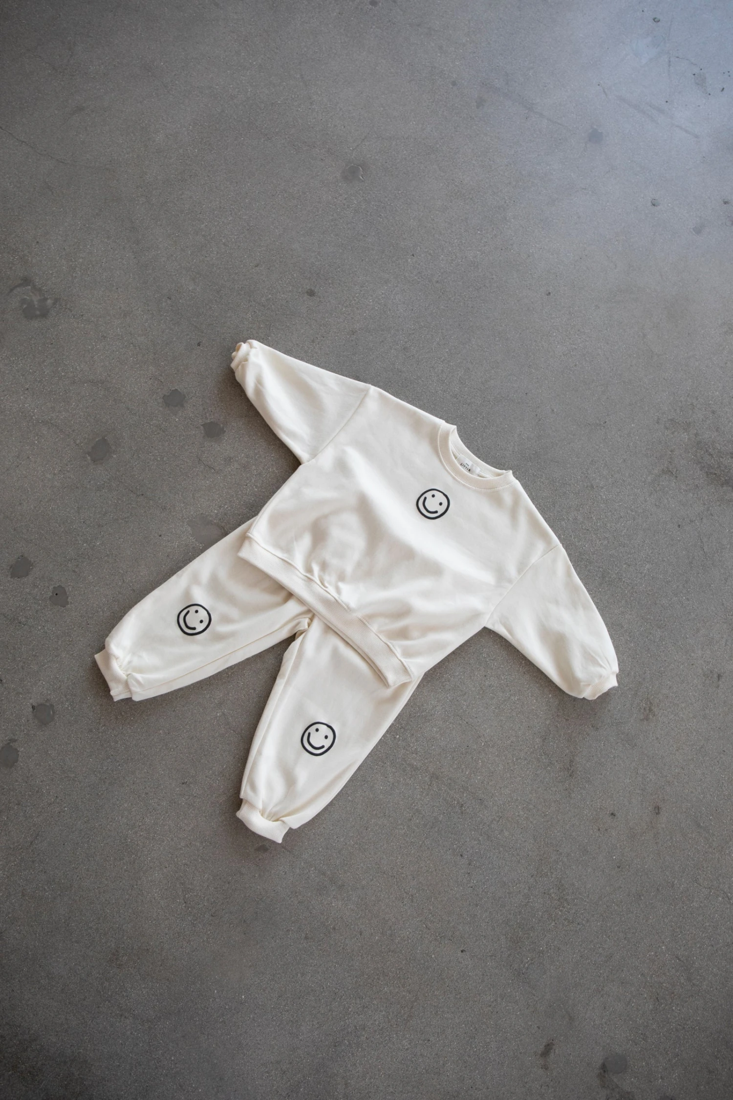 Kids Smiley Face Crewneck Sweatset - Cozy 2-Piece Jogger Outfit 3 Kids Smiley Face Crewneck Sweatset - Cozy 2-Piece Jogger Outfit