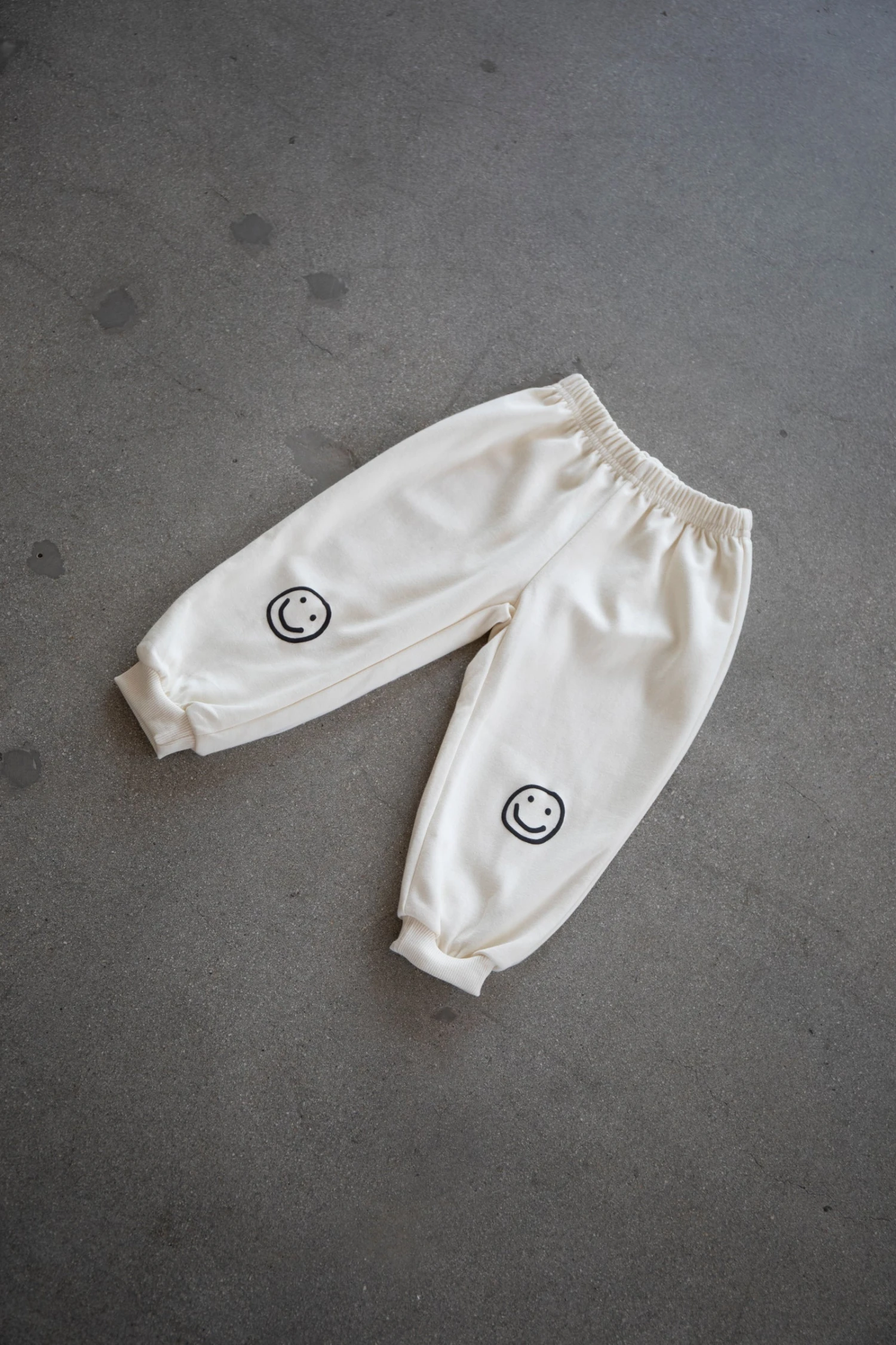 Kids Smiley Face Crewneck Sweatset - Cozy 2-Piece Jogger Outfit 8 Kids Smiley Face Crewneck Sweatset - Cozy 2-Piece Jogger Outfit - Image 6