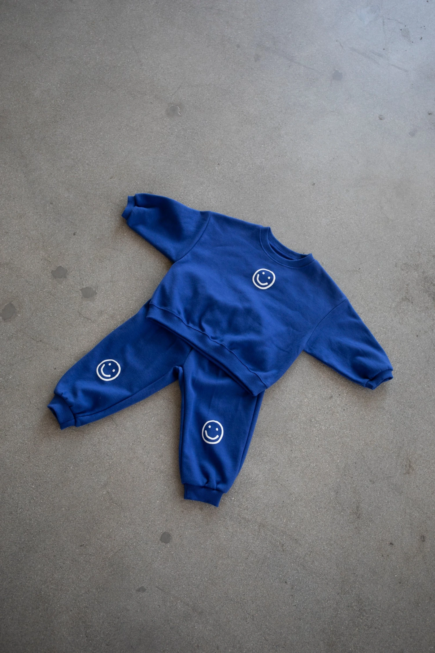 Kids Smiley Face Crewneck Sweatset - Cozy 2-Piece Jogger Outfit 6 Kids Smiley Face Crewneck Sweatset - Cozy 2-Piece Jogger Outfit - Image 4