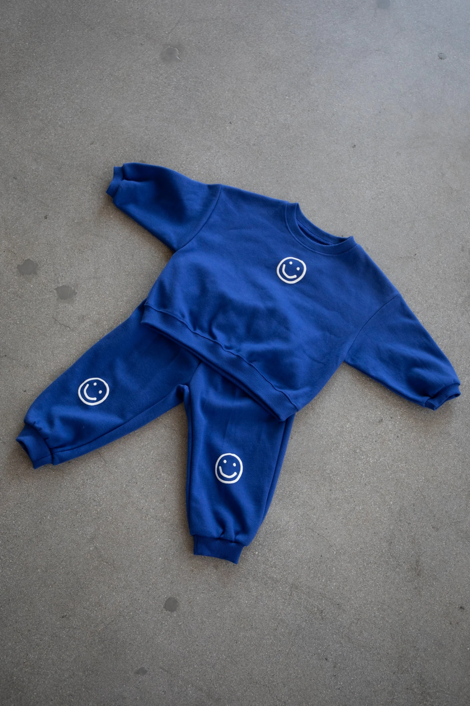 Kids Smiley Face Crewneck Sweatset - Cozy 2-Piece Jogger Outfit 4 Kids Smiley Face Crewneck Sweatset - Cozy 2-Piece Jogger Outfit - Image 2